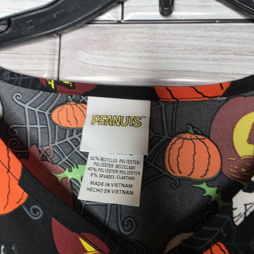 New PEANUTS Women's 2XL Halloween Charlie Brown Snoopy‎ Short Sleeve Scrub Top - Picture 4 of 9